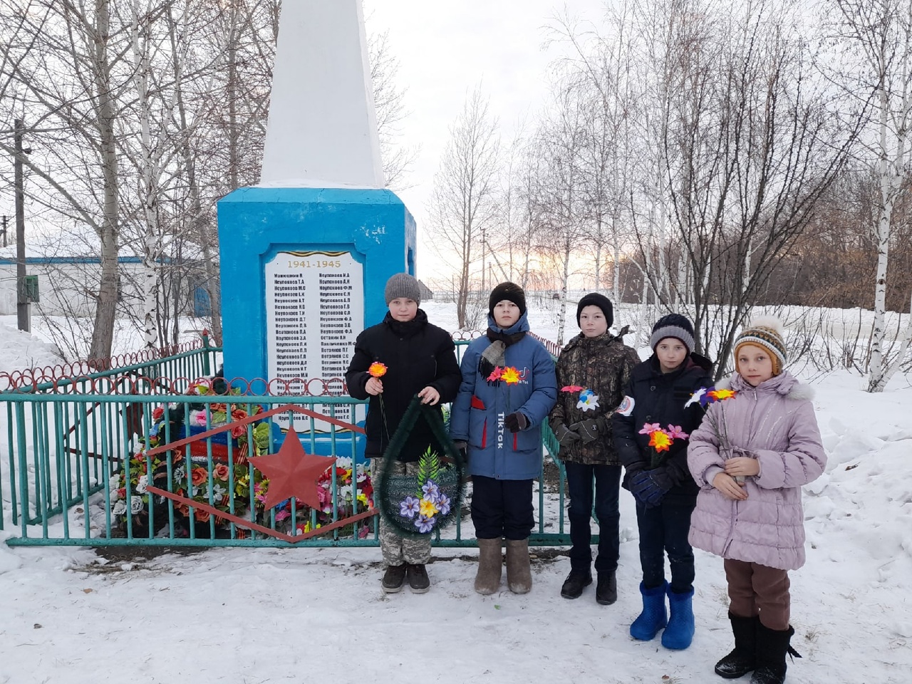 Возложение цветов и венка к Обелиску погибшим воинам в Великую Отечественную Войну.